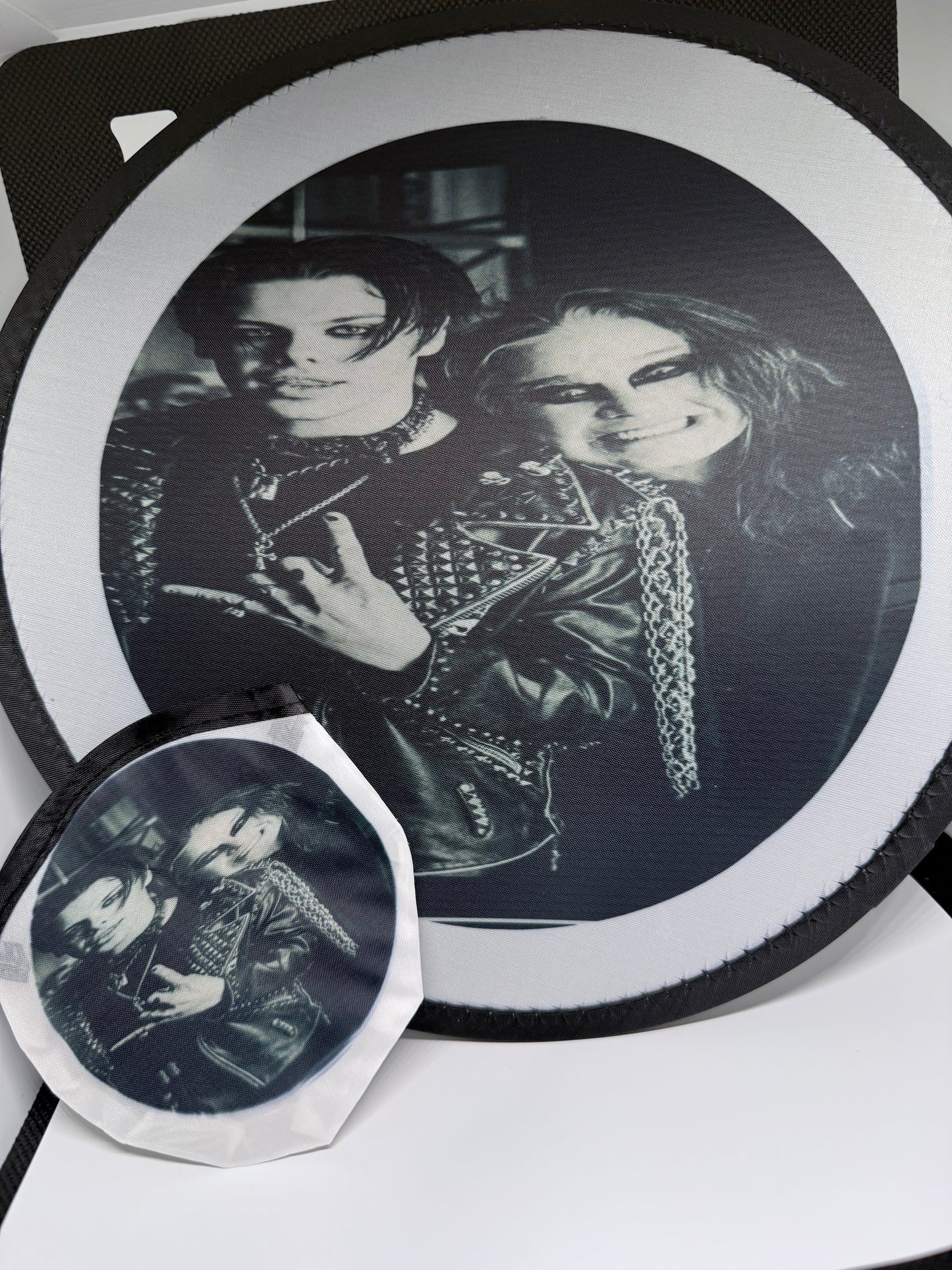 Ozzy foldable fans with pouch
